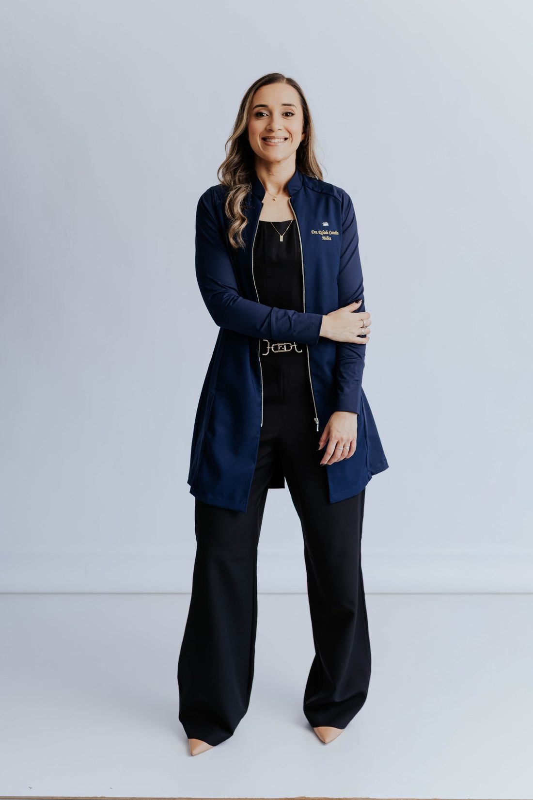 Dra. Rafaela Carvalho de jaleco azul-marinho