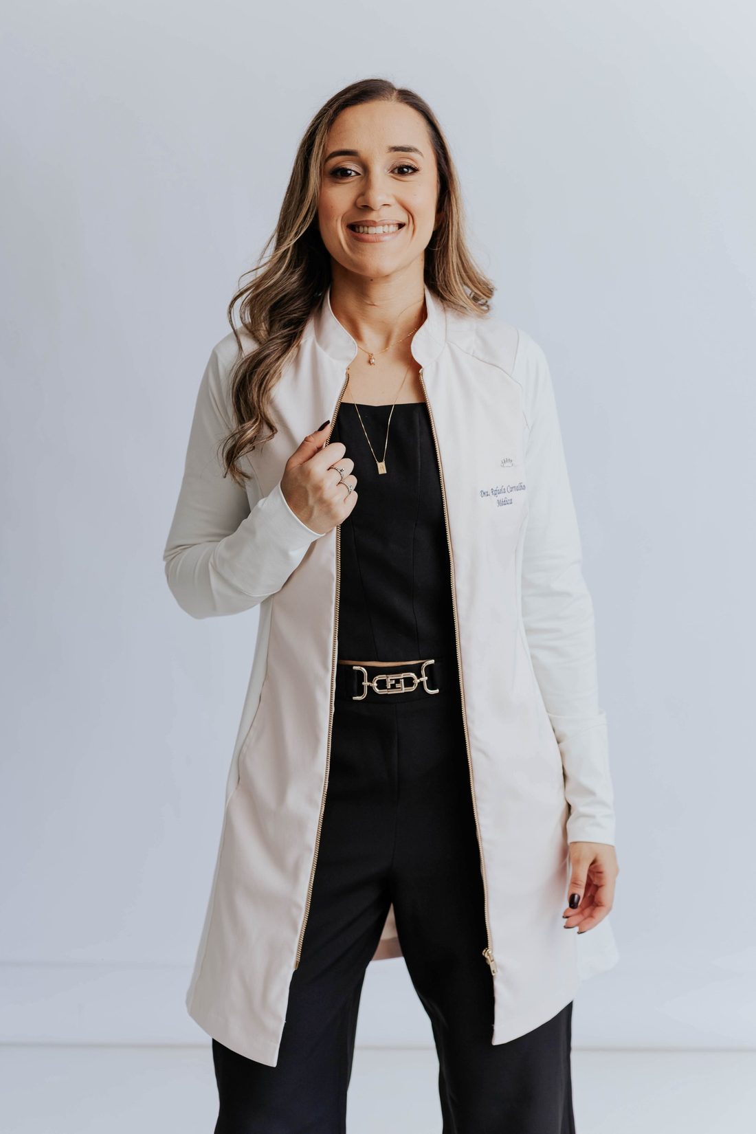 Dra. Rafaela Carvalho de jaleco branco