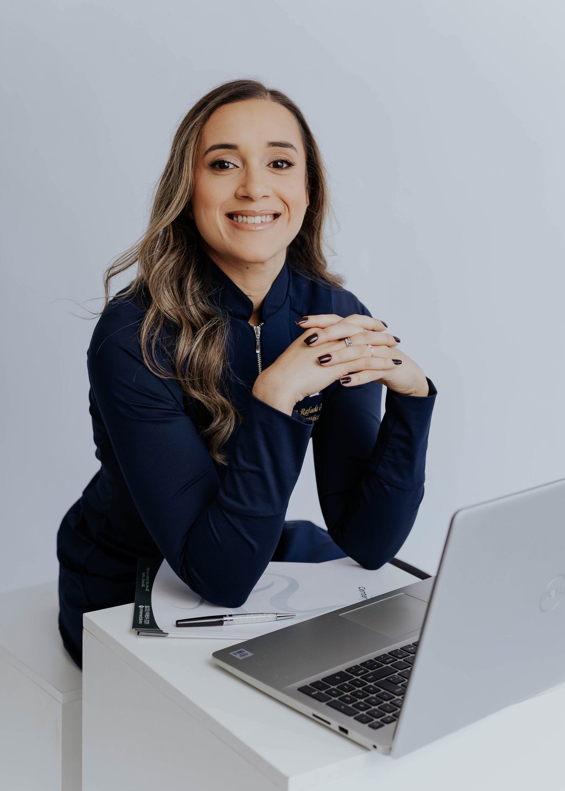 Dra. Rafaela Carvalho trabalhando no notebook